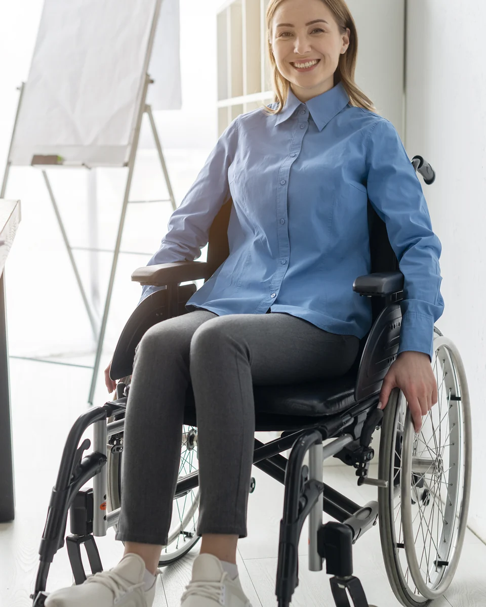 Mulher de camisa azul sorridente sentada em cadeira de rodas manual — cadeira de rodas usada em Santo Antônio de Posse