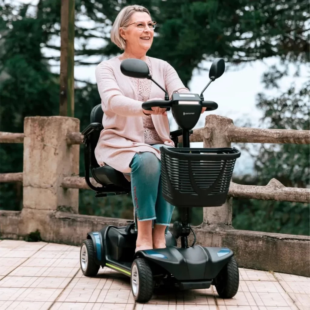 idosa utilizando uma das melhores cadeiras de rodas motorizadas para mobilidade externa