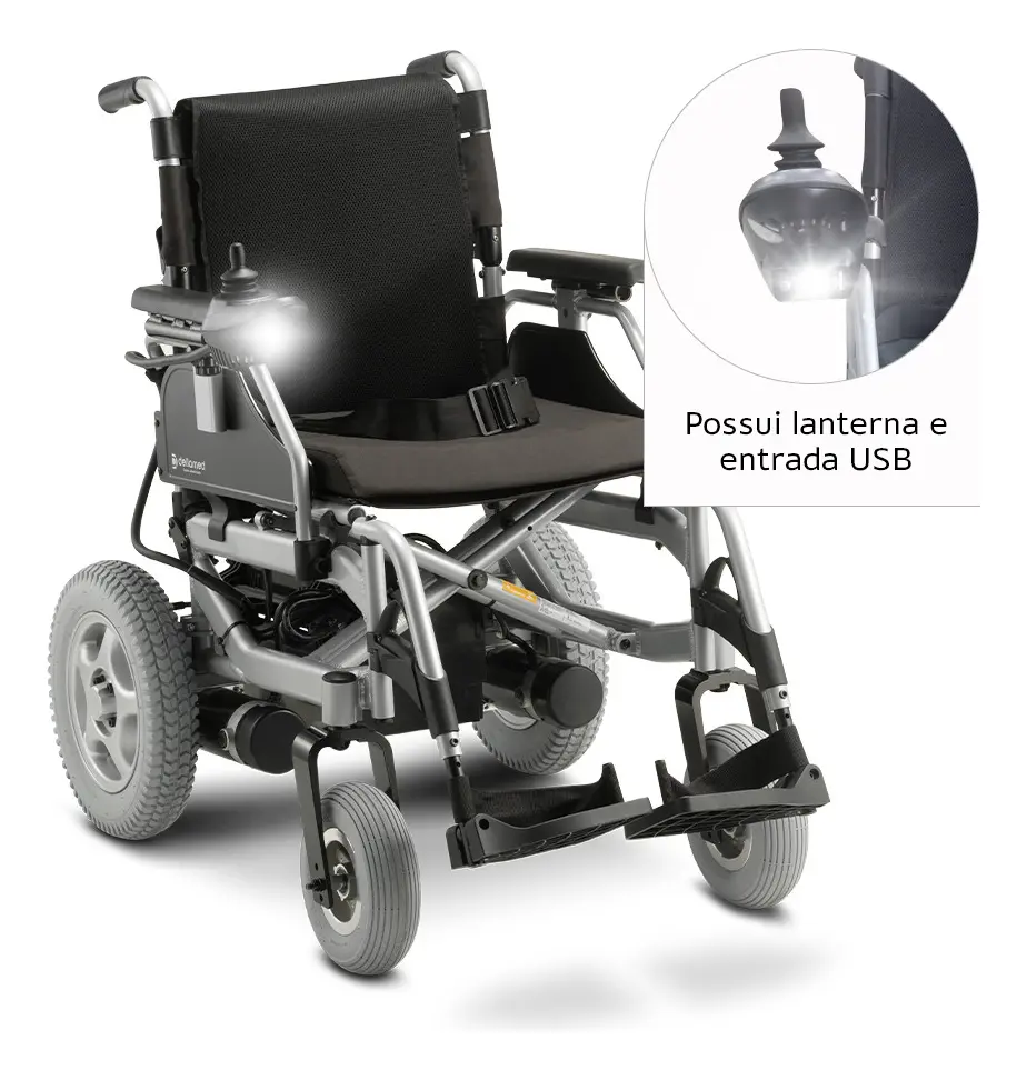 Cadeira de rodas motorizada D1000 Dellamed com detalhe do joystick que possui lanterna LED e entrada USB integrada.