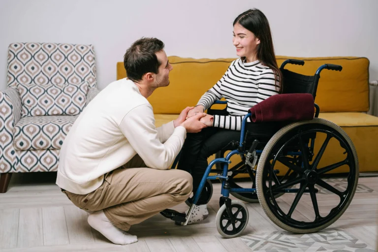 Mulher em cadeira de rodas manual com acompanhante em ambiente interno representando conforto e escolha da cadeira de rodas ideal