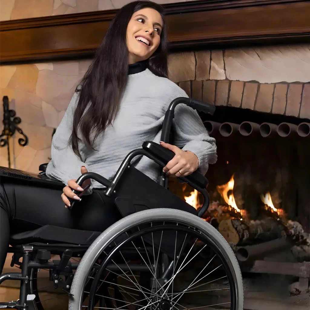 Mulher em cadeira de rodas manual em ambiente interno confortável representando a escolha da cadeira de rodas ideal
