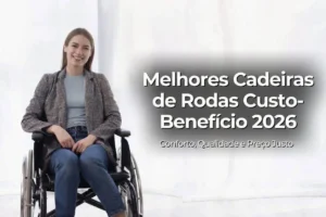 Melhores cadeiras de rodas custo-benefício 2026 - Mulher sorridente usando cadeira de rodas manual preta em estúdio claro