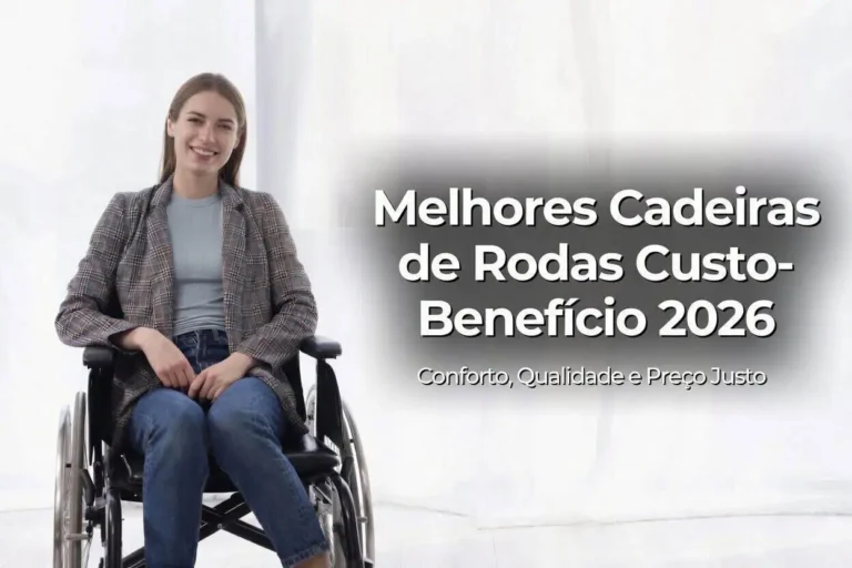 Melhores cadeiras de rodas custo-benefício 2026 - Mulher sorridente usando cadeira de rodas manual preta em estúdio claro