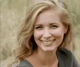 Mulher sorridente com cabelo loiro ao ar livre, representando bem-estar e qualidade de vida