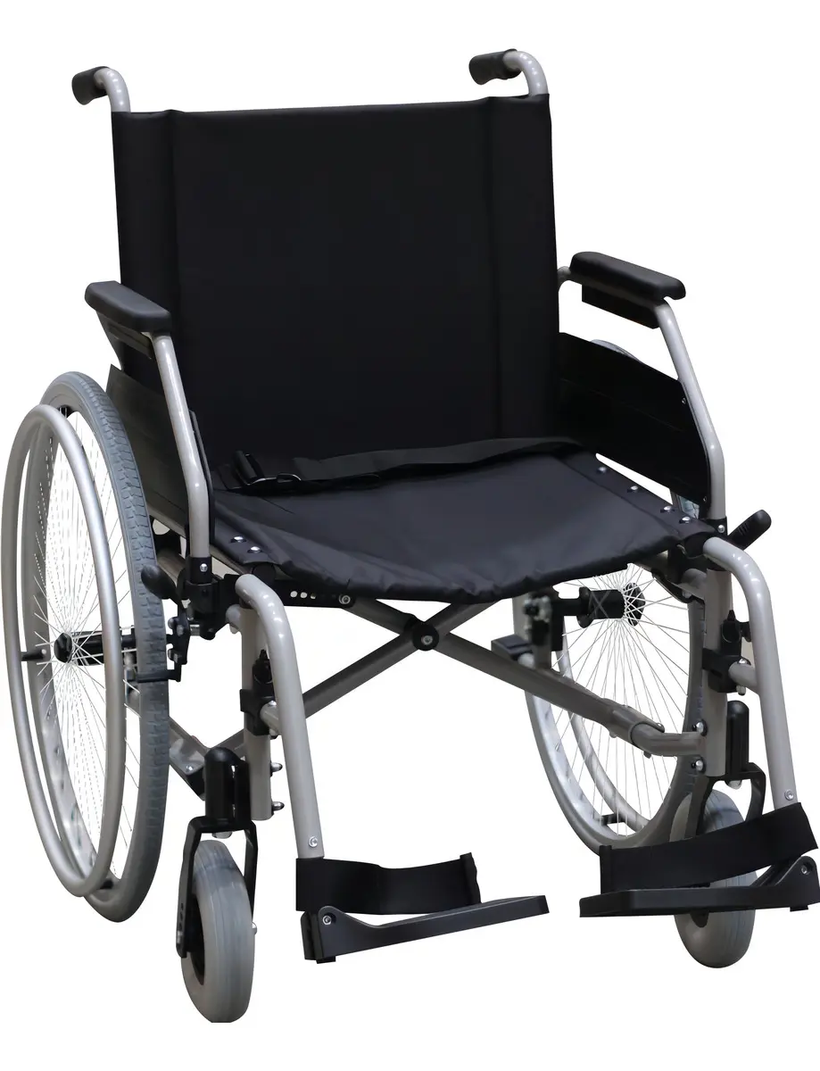Cadeira de rodas manual preta e cinza com estrutura metálica dobrável, rodas traseiras grandes, apoio para braços acolchoados e apoio para os pés ajustável.
