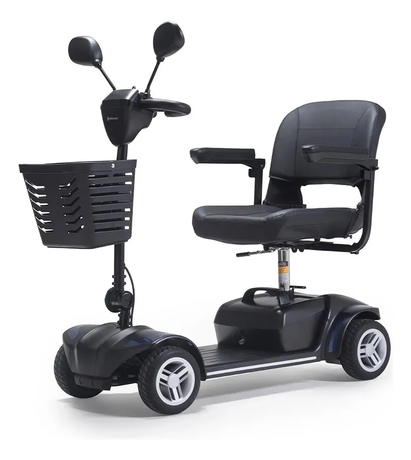 Scooter elétrica de mobilidade preta com cesta frontal, assento acolchoado, apoio para braços e guidão com espelhos retrovisores.