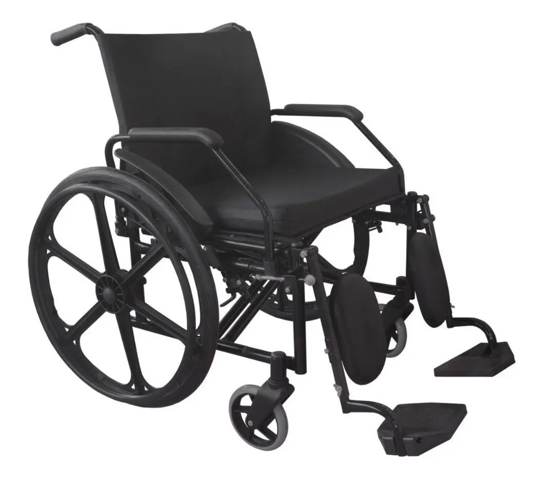 Cadeira de rodas manual preta com estrutura reforçada, apoio para braços e suporte para pernas acolchoado, isolada em fundo branco.