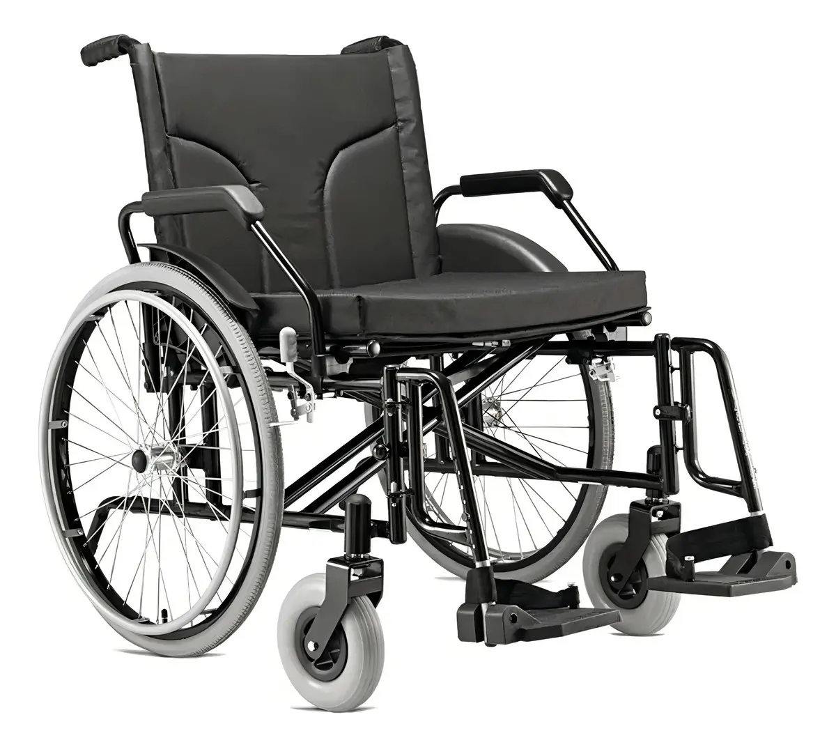 Cadeira de rodas manual preta com assento acolchoado, rodas traseiras grandes e apoio removível para pés, isolada em fundo branco.
