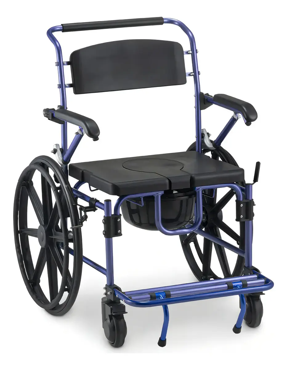 Cadeira de rodas higiênica e de banho azul com assento sanitário, estrutura metálica reforçada e rodas grandes, isolada em fundo branco.