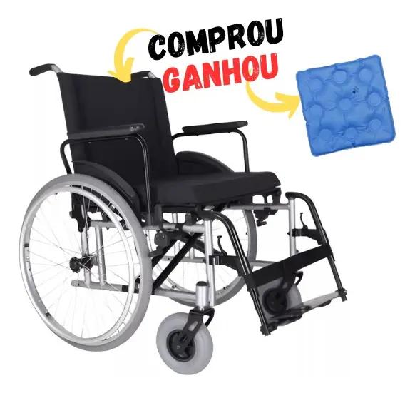 Cadeira de rodas manual preta com apoio para pés ajustável e promoção de almofada inclusa, isolada em fundo branco.