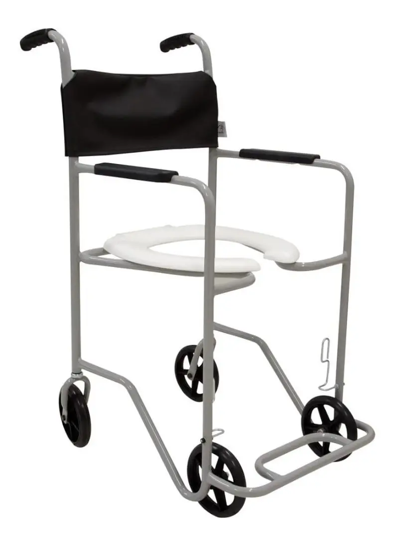Cadeira de banho higiênica com rodas, estrutura metálica cinza e assento sanitário acolchoado.