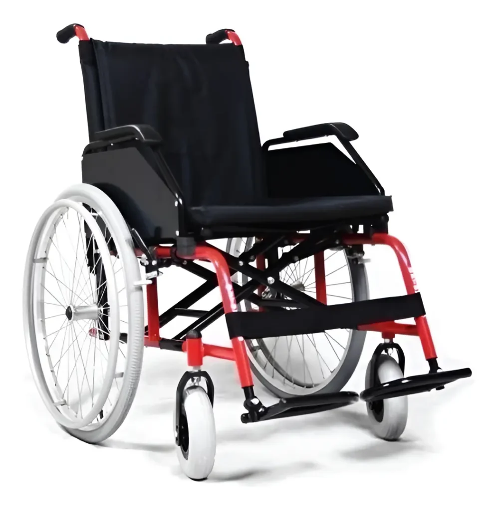 Cadeira de rodas manual dobrável com estrutura vermelha e assento preto, ideal para pessoas com mobilidade reduzida.